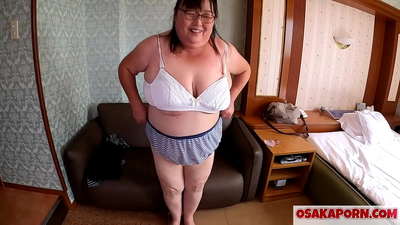 אמא יפנית שמנה מראה את הציצים הענקיים שלה ונהנית מצעצוע מין. אמא אסייתית בת 51 מספרת על החוויה המינית שלה. יוקיקו 1 OSAKAPORN מילף שומני